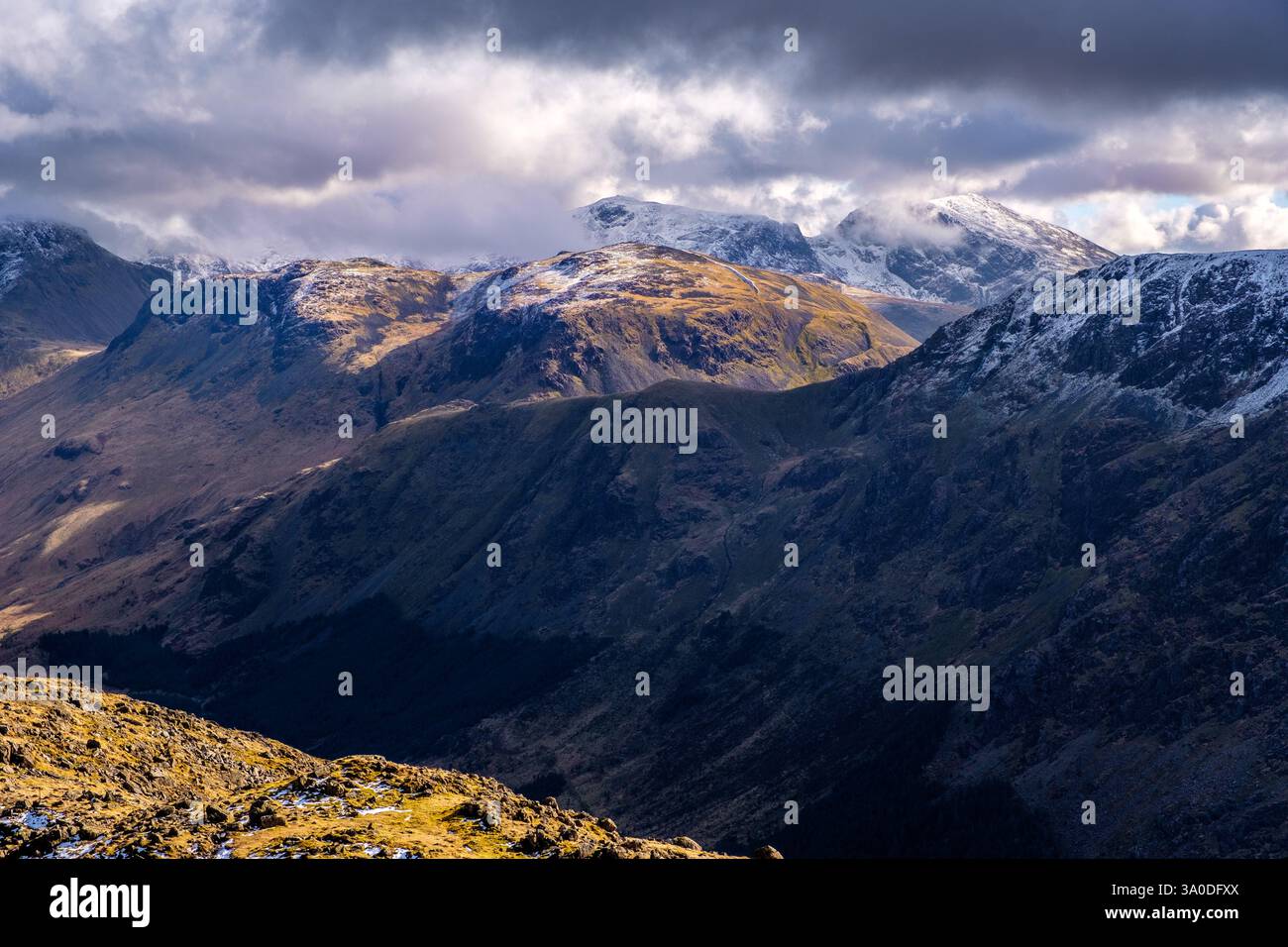 Blick auf eine schneebedeckte Scafell von High Crag im Lake District National Park, Cumbria, Großbritannien Stockfoto