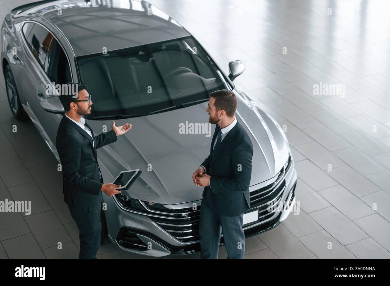 Draufsicht. Man berät den Kunden im Ausstellungsraum. Stockfoto