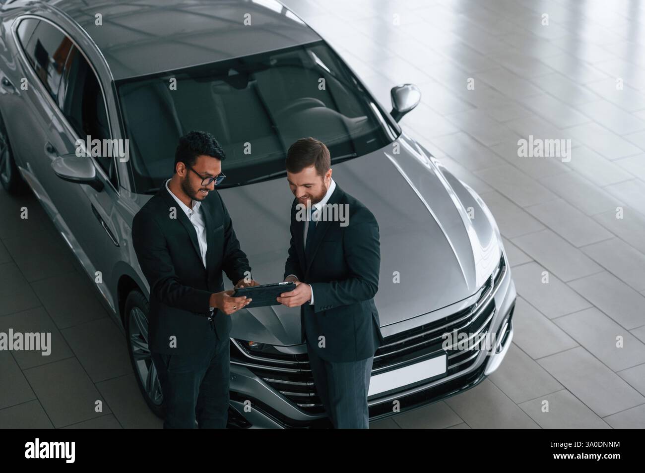 Draufsicht. Man berät den Kunden im Ausstellungsraum. Stockfoto
