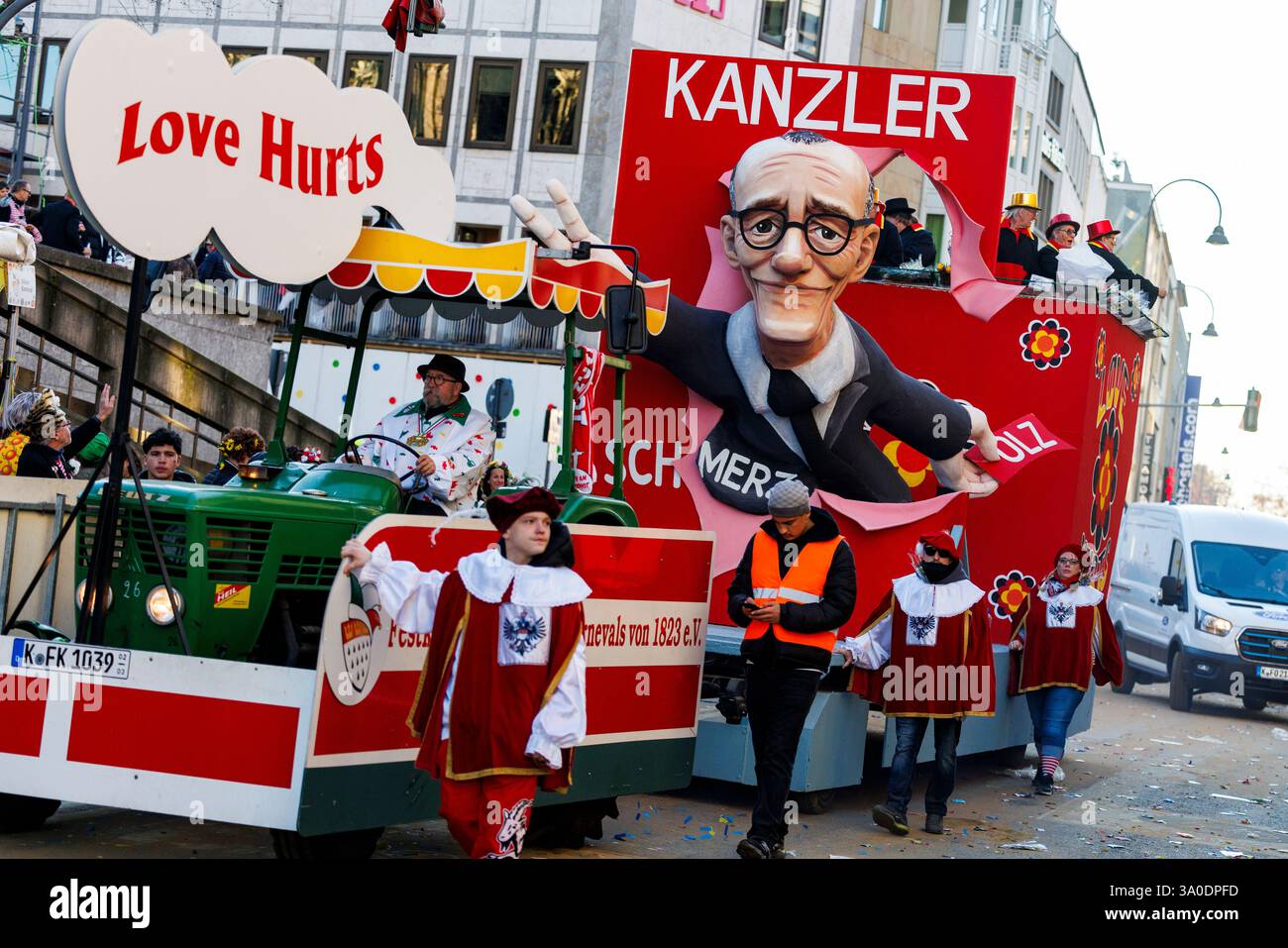 Köln, Deutschland. März 2025. Ein Wagen zeigt „Kanzler Merz“ („Liebe verletzt“) auf der Prozession. Seinen Höhepunkt erreicht der Rheinische Straßenkarneval mit den Rosenmontagsparaden. Das Motto der Kölner Karnevalssitzung 2025 lautet „FasteLOVEnd - wenn Dräum widder blöhe“. Quelle: Christoph Reichwein/dpa/Alamy Live News Stockfoto