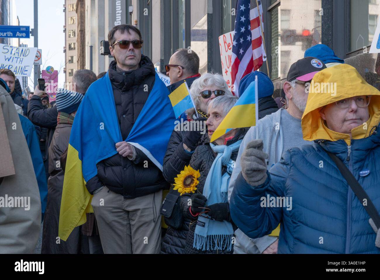 Pittsburgh, Pennsylvania, USA. März 2025. Demonstranten versammelten sich am Montag in der Grant Street vor dem Büro von Senator David McCormick in Pittsburgh, um ihre Unterstützung für die Ukraine und ihren Präsidenten Zelensky zu zeigen. Quelle: Heather Mull/ZUMA Press Wire/ZUMA Wire/Alamy Live News Stockfoto