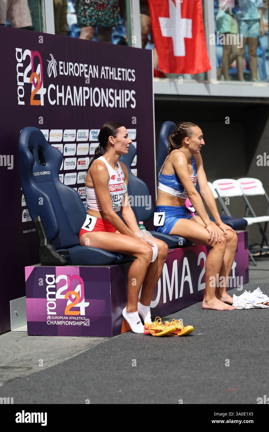 Anna WIELGOSZ und Gabriela GAJANOVÁ im 800 m langen „Hot Seat“ während des 800 m Halbfinales der Leichtathletik-Europameisterschaft 2024 Stockfoto