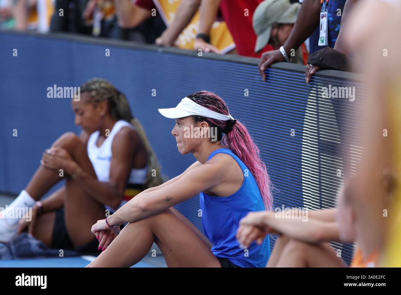 Katarina JOHNSON-THOMPSON & Nafissatou THIAM warten im Heptathlon bei der Leichtathletik-Europameisterschaft 2024 Stockfoto