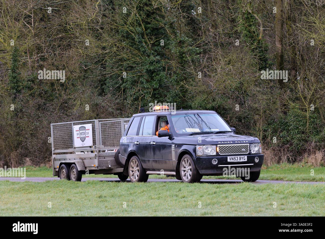 Februar 2025: Range Rover und Anhänger der Set-up-Crew beim Bath Motor's Club Yellow Box Festival Targa Rallye auf Castle Combe Stockfoto