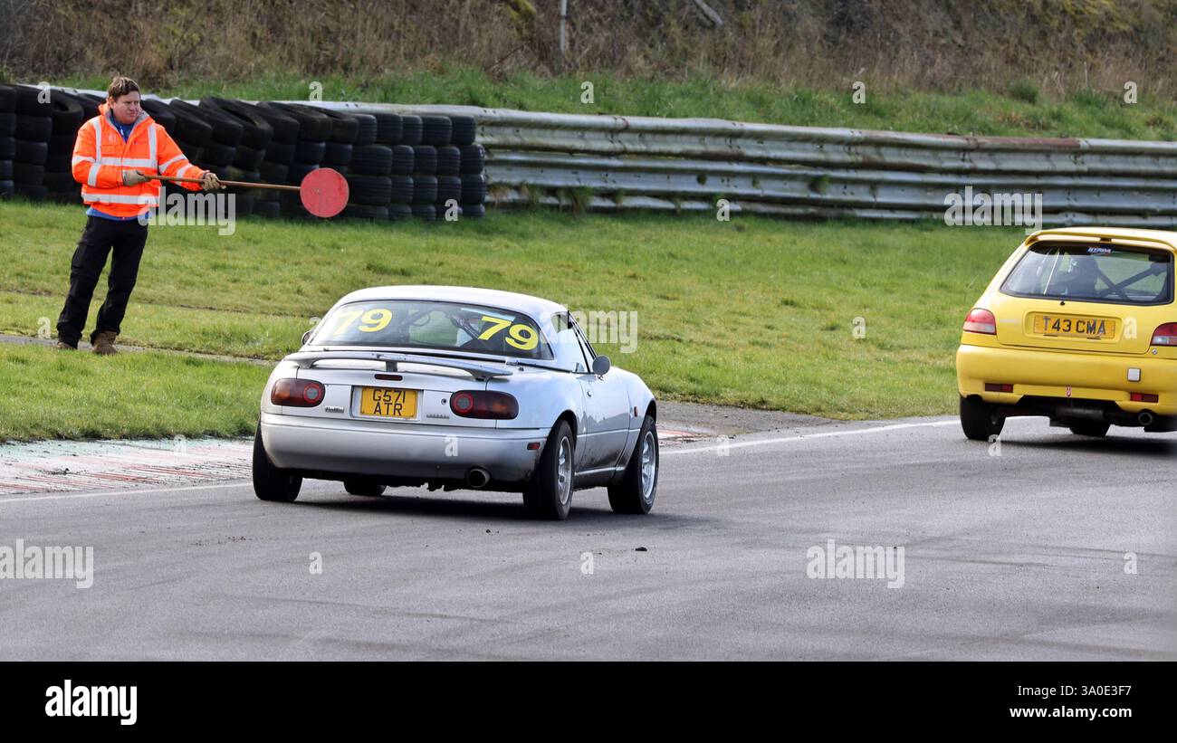 Februar 2025: Stop Go Control auf dem Yellow Box Festival des Bath Motor Club Targa Rallye in Castle Combe Stockfoto