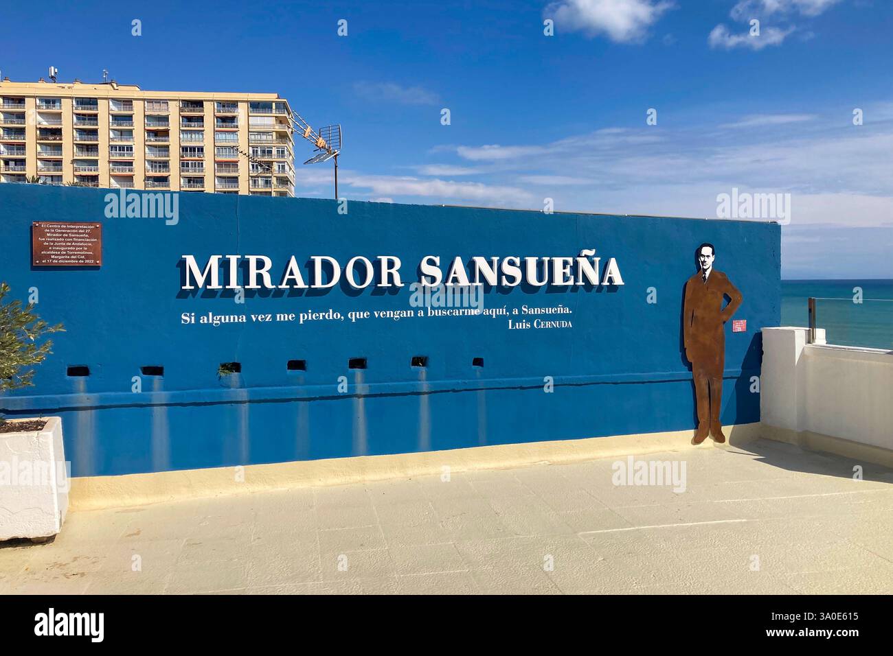 TORREMOLINOS, SPANIEN - 28. FEBRUAR 2025: Standpunkt von Sansuena in Torremolinos, Spanien am 28. Februar 2025 - Smartphone-aufgenommenes Stockfoto