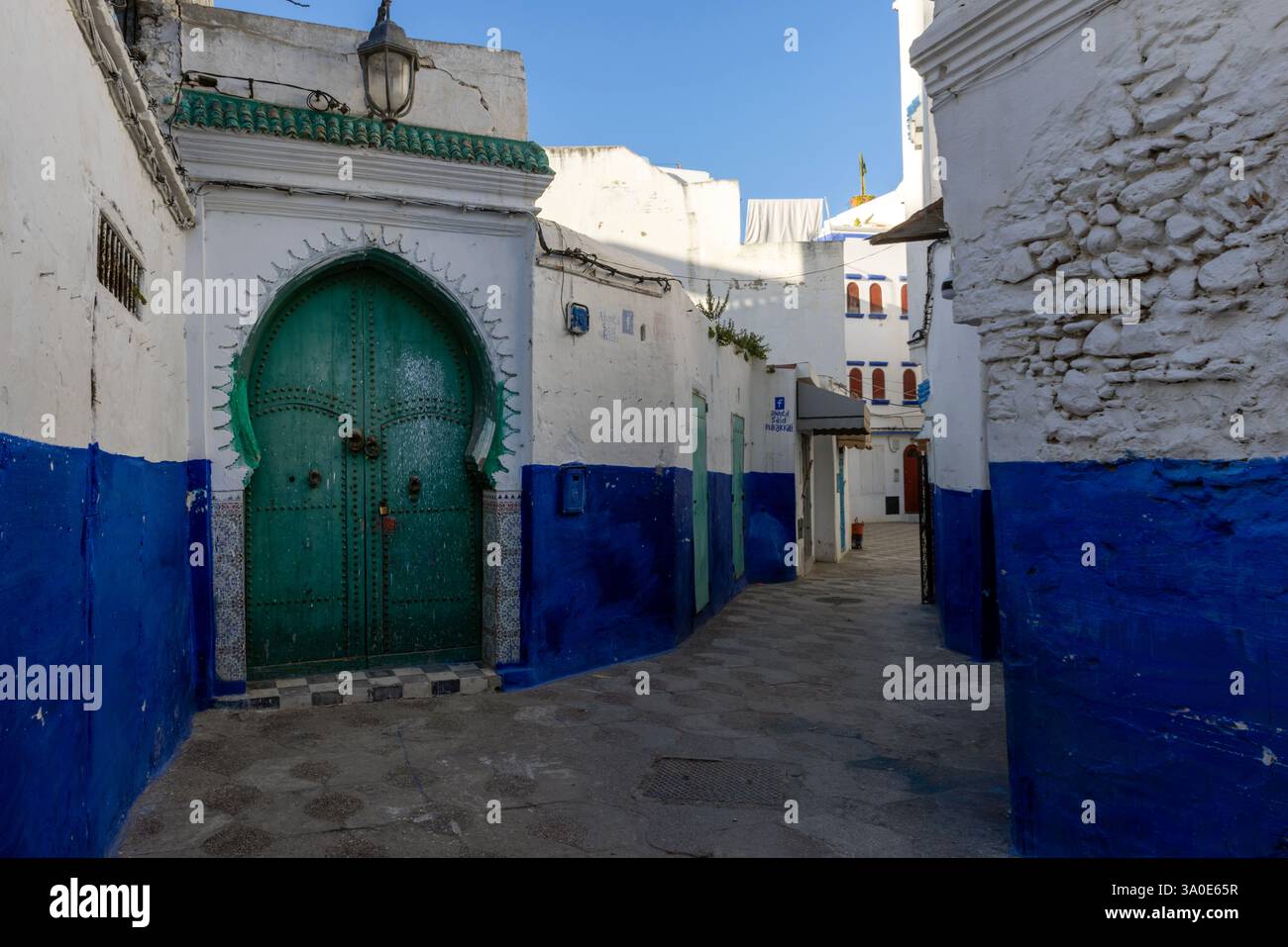 Die befestigte Stadt Asilah mit ihren vollständig intakten Befestigungsmauern und Torwerken liegt an der Nordwestspitze der marokkanischen Atlantikküste. Stockfoto