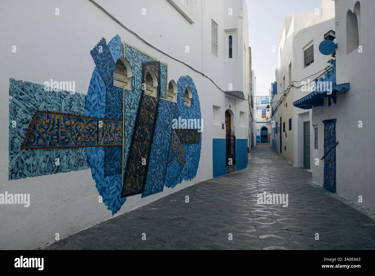 Die befestigte Stadt Asilah mit ihren vollständig intakten Befestigungsmauern und Torwerken liegt an der Nordwestspitze der marokkanischen Atlantikküste. Stockfoto