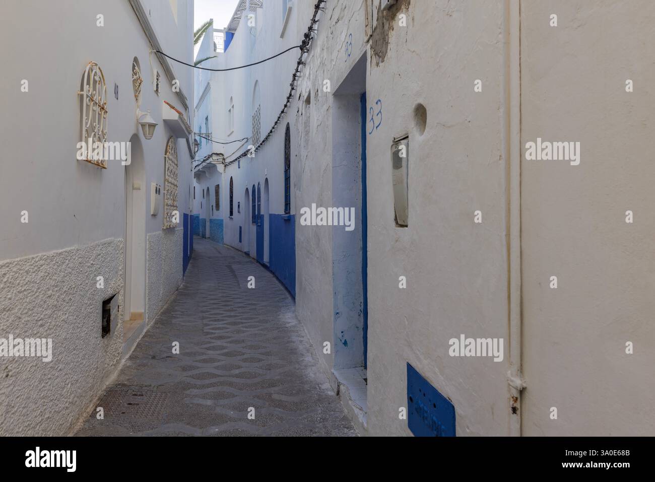 Die befestigte Stadt Asilah mit ihren vollständig intakten Befestigungsmauern und Torwerken liegt an der Nordwestspitze der marokkanischen Atlantikküste. Stockfoto