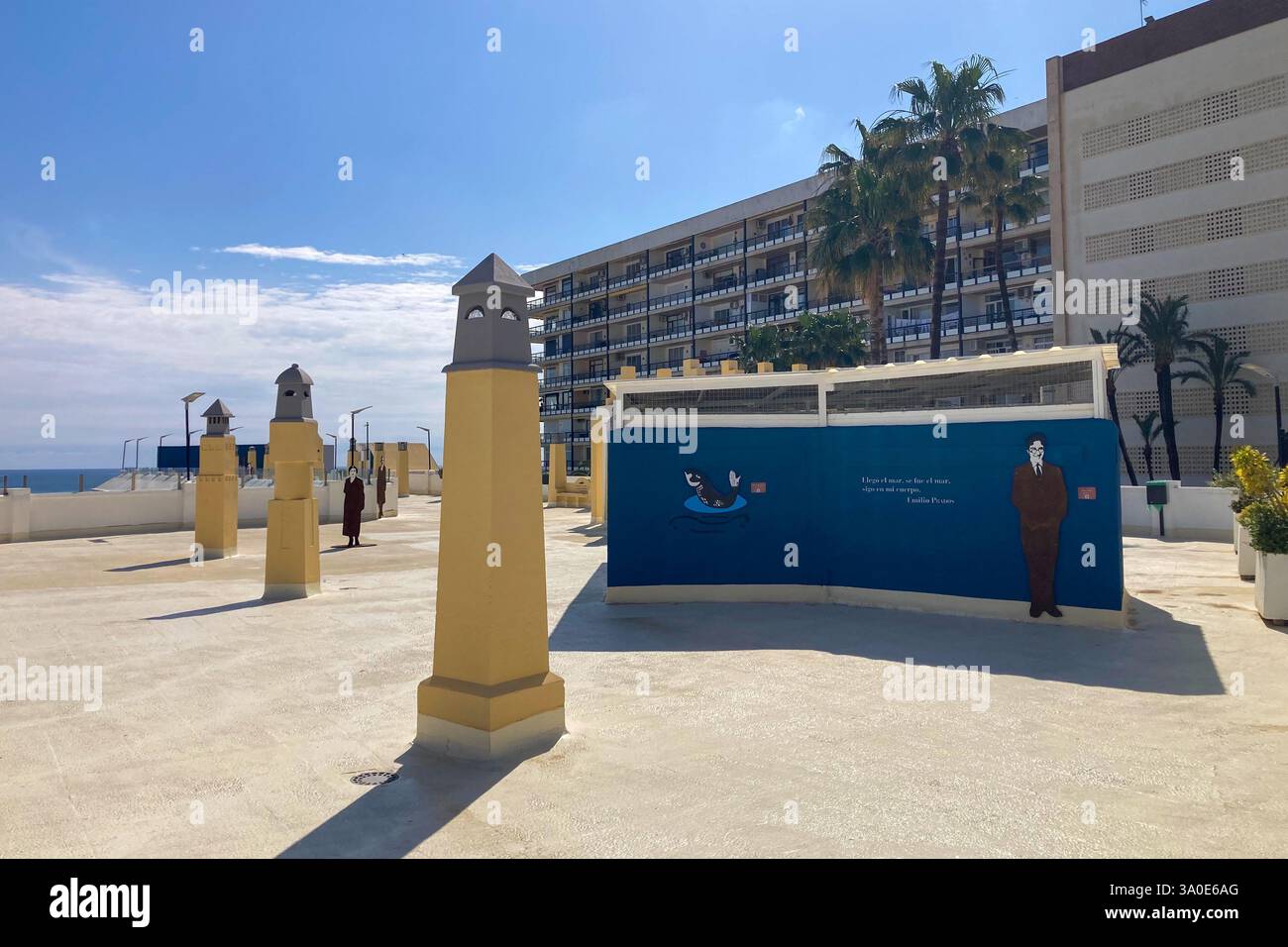 TORREMOLINOS, SPANIEN - 28. FEBRUAR 2025: Standpunkt von Sansuena in Torremolinos, Spanien am 28. Februar 2025 - Smartphone-aufgenommenes Stockfoto