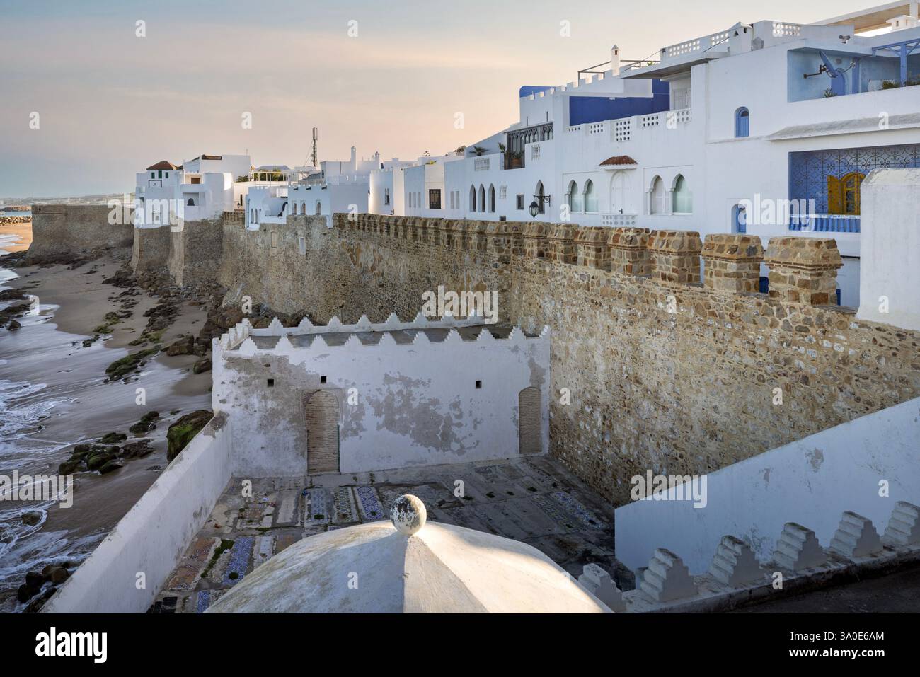 Die befestigte Stadt Asilah mit ihren vollständig intakten Befestigungsmauern und Torwerken liegt an der Nordwestspitze der marokkanischen Atlantikküste. Stockfoto