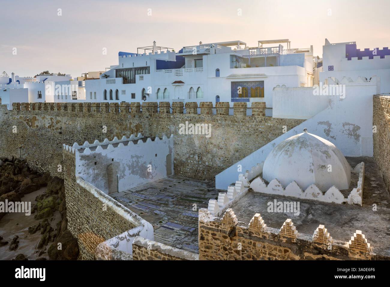 Die befestigte Stadt Asilah mit ihren vollständig intakten Befestigungsmauern und Torwerken liegt an der Nordwestspitze der marokkanischen Atlantikküste. Stockfoto