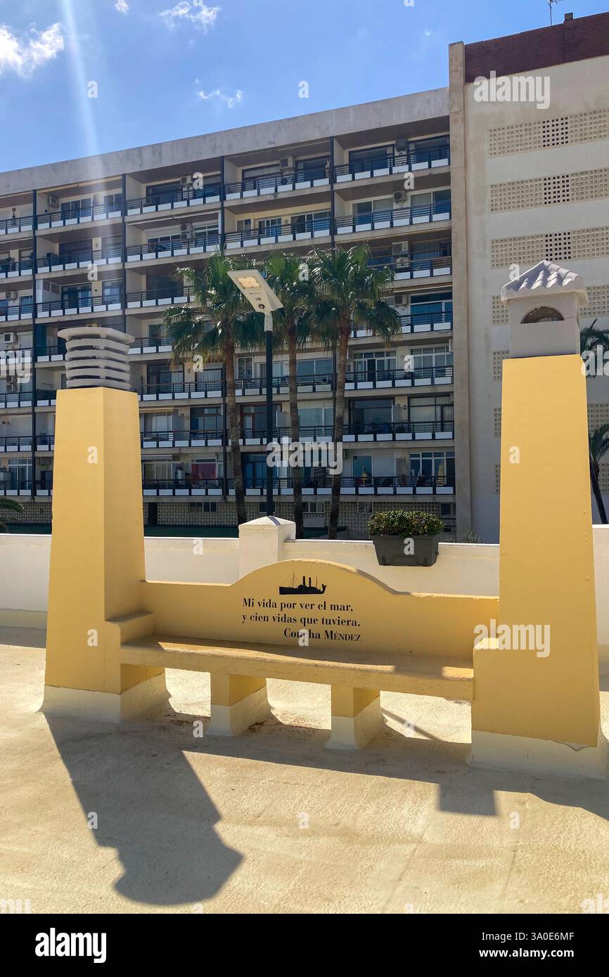 TORREMOLINOS, SPANIEN - 28. FEBRUAR 2025: Standpunkt von Sansuena in Torremolinos, Spanien am 28. Februar 2025 - Smartphone-aufgenommenes Stockfoto