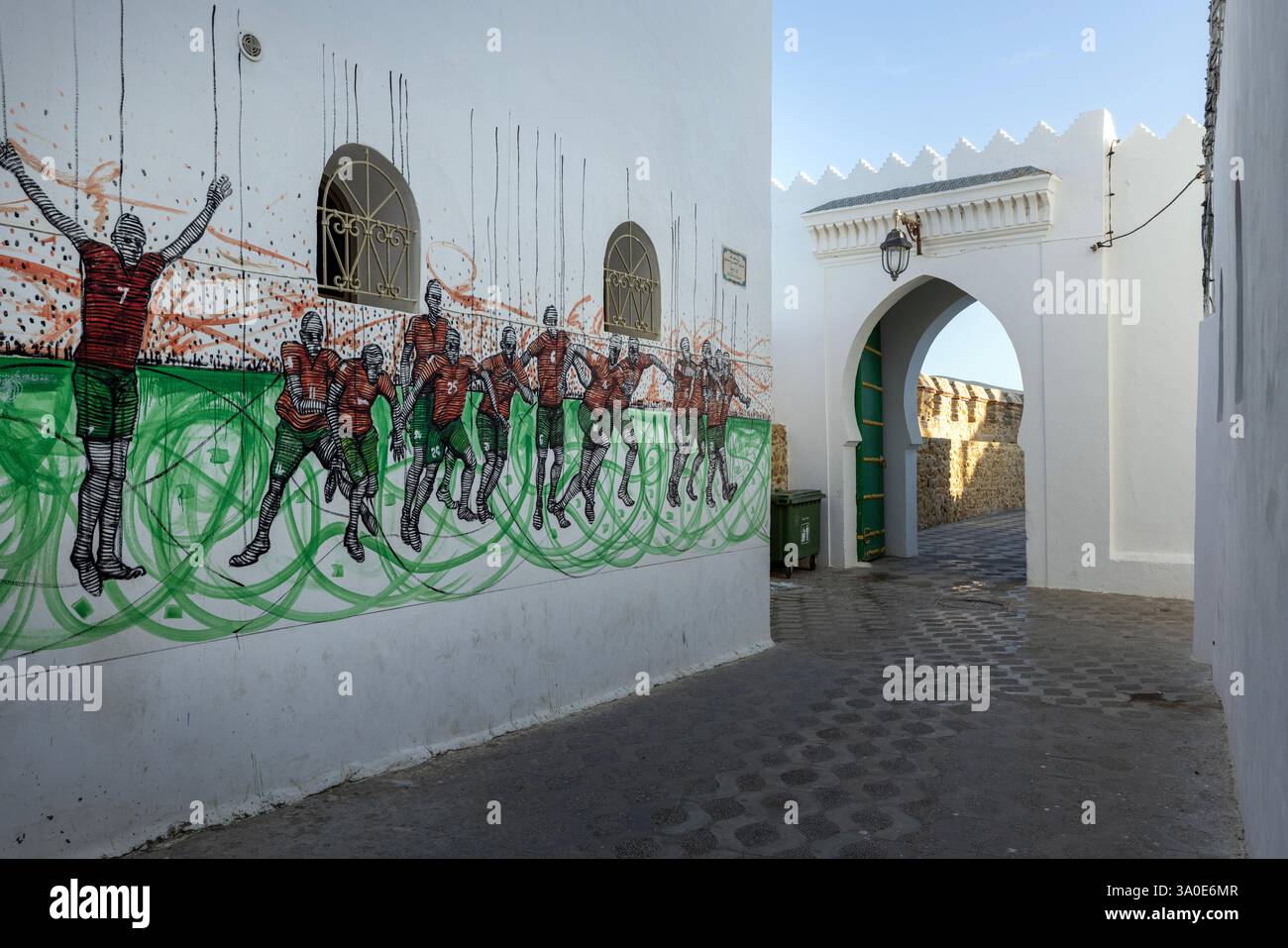 Die befestigte Stadt Asilah mit ihren vollständig intakten Befestigungsmauern und Torwerken liegt an der Nordwestspitze der marokkanischen Atlantikküste. Stockfoto