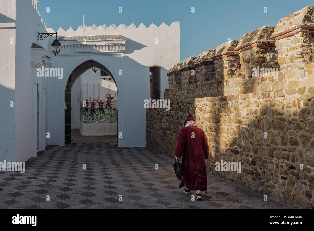 Die befestigte Stadt Asilah mit ihren vollständig intakten Befestigungsmauern und Torwerken liegt an der Nordwestspitze der marokkanischen Atlantikküste. Stockfoto