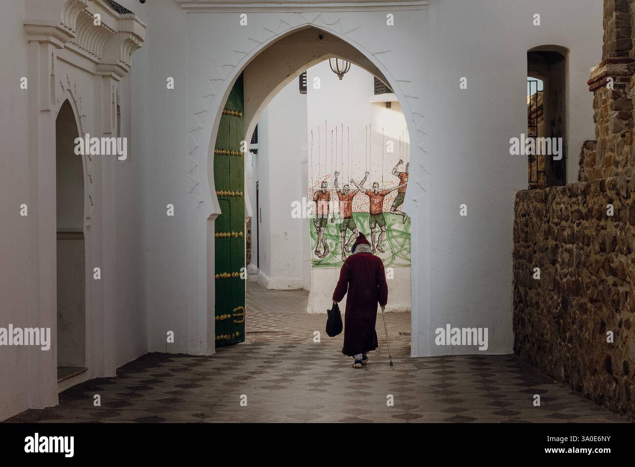 Die befestigte Stadt Asilah mit ihren vollständig intakten Befestigungsmauern und Torwerken liegt an der Nordwestspitze der marokkanischen Atlantikküste. Stockfoto