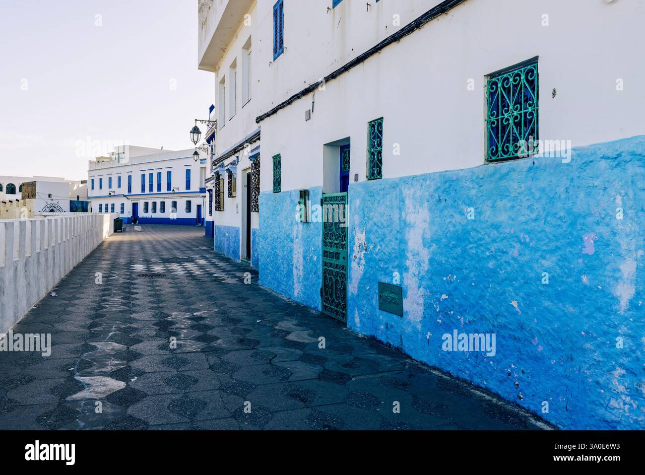Die befestigte Stadt Asilah mit ihren vollständig intakten Befestigungsmauern und Torwerken liegt an der Nordwestspitze der marokkanischen Atlantikküste. Stockfoto