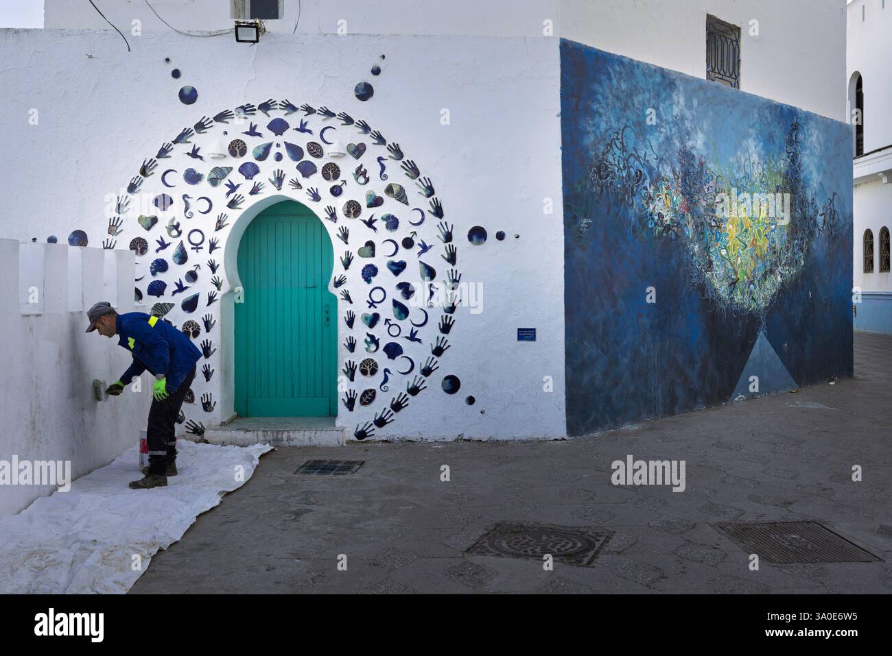 Die befestigte Stadt Asilah mit ihren vollständig intakten Befestigungsmauern und Torwerken liegt an der Nordwestspitze der marokkanischen Atlantikküste. Stockfoto