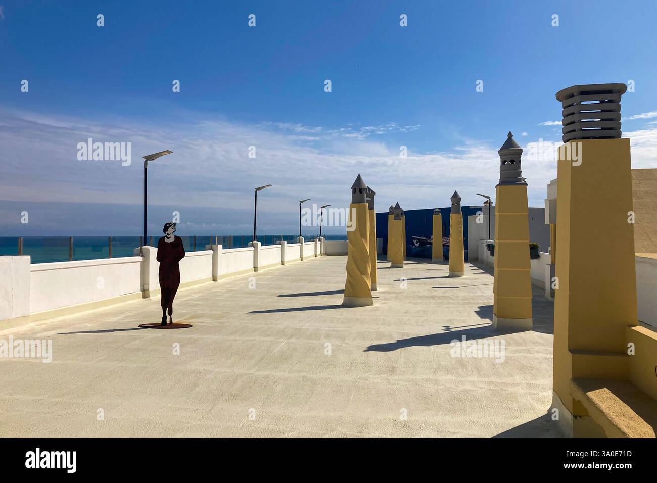 TORREMOLINOS, SPANIEN - 28. FEBRUAR 2025: Standpunkt von Sansuena in Torremolinos, Spanien am 28. Februar 2025 - Smartphone-aufgenommenes Stockfoto