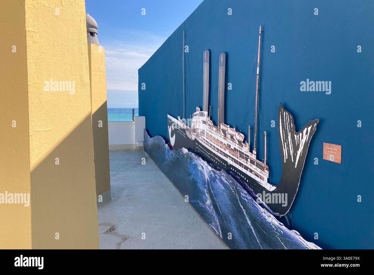 TORREMOLINOS, SPANIEN - 28. FEBRUAR 2025: Standpunkt von Sansuena in Torremolinos, Spanien am 28. Februar 2025 - Smartphone-aufgenommenes Stockfoto