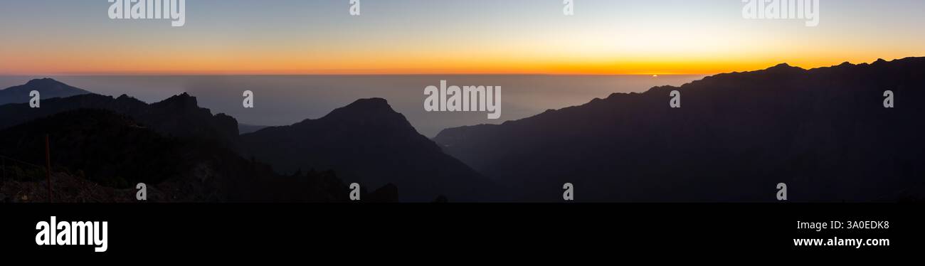Sonnenuntergang über dem Atlantischen Ozean Panoramablick Landschaft Caldera de Taburiente Nationalpark Vulkanberg Gipfel Roque de los Muchachos Kanarische Inseln Spanien Stockfoto