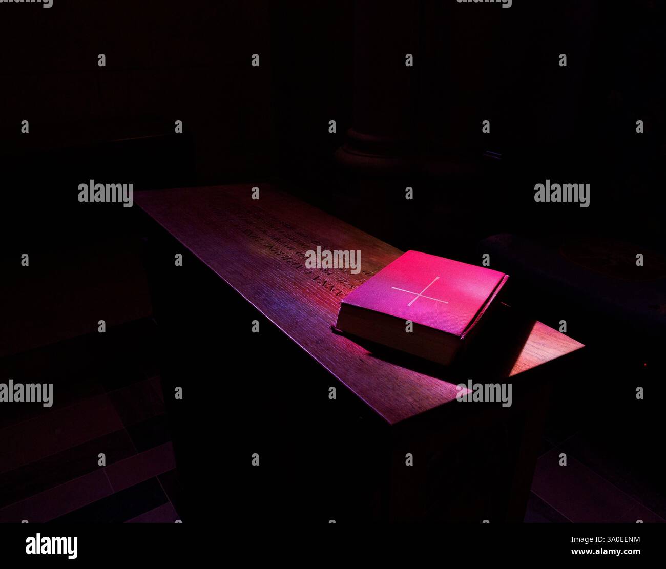 Sonnenlicht scheint auf das Episcopal Book of Common Prayer, Washington National Cathedral, Washington DC Stockfoto