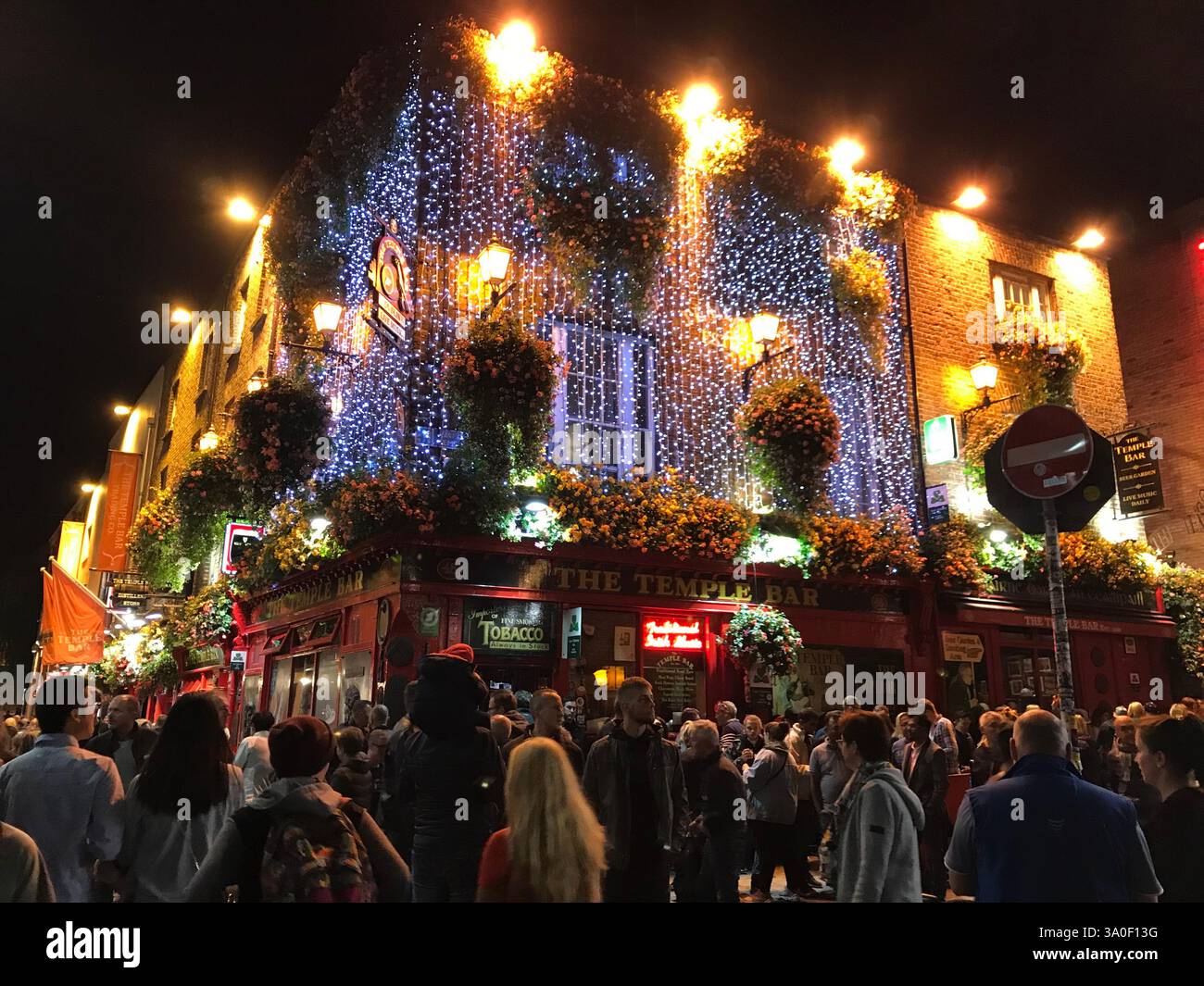 Die lebendige, farbenfrohe und beleuchtete Temple Bar von Dublin. Stockfoto