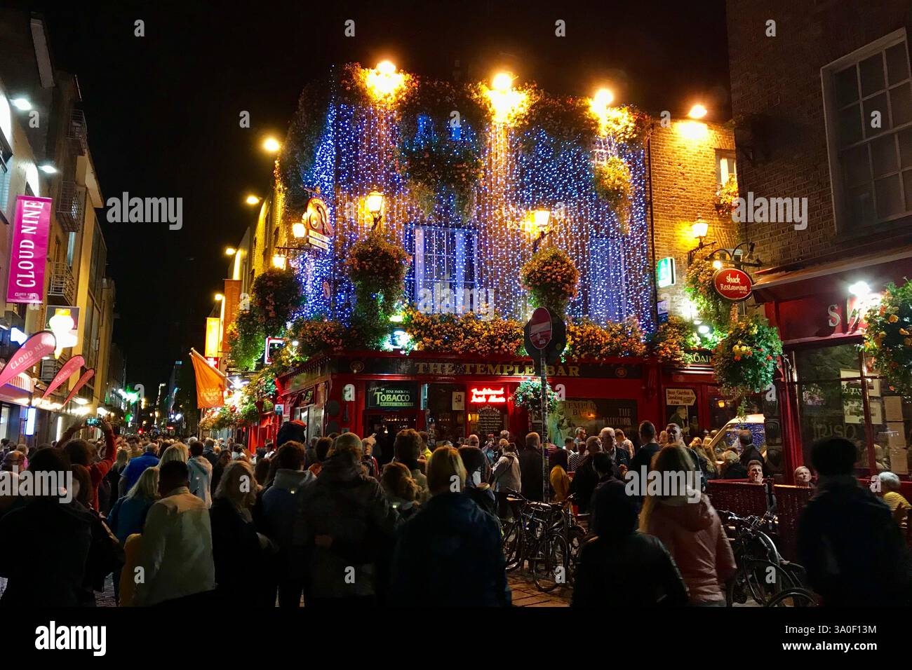 Die lebendige, farbenfrohe und beleuchtete Temple Bar von Dublin. Stockfoto