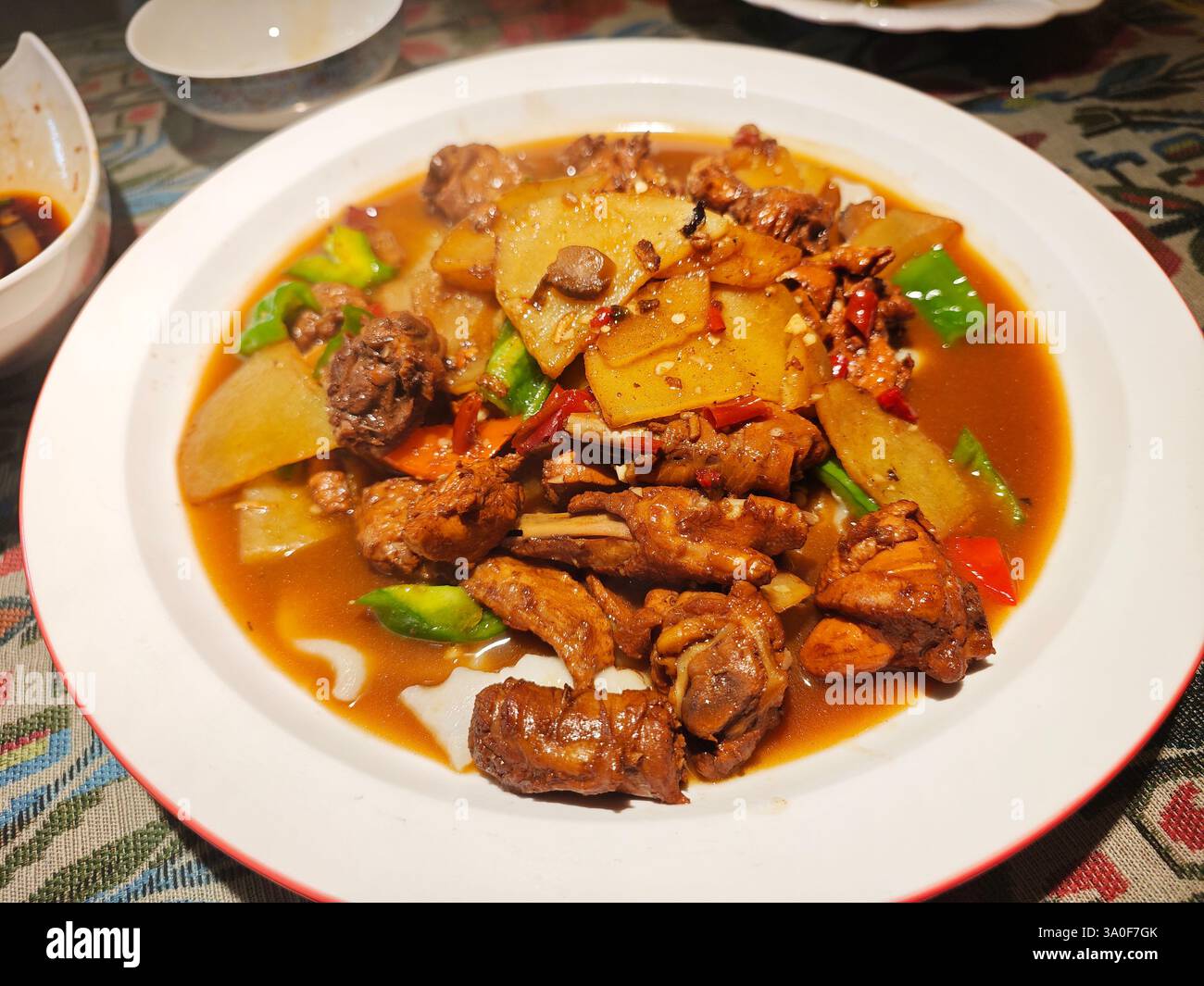 Frisches Rührei mit Kartoffeln und grüner Paprika in der Schüssel Stockfoto