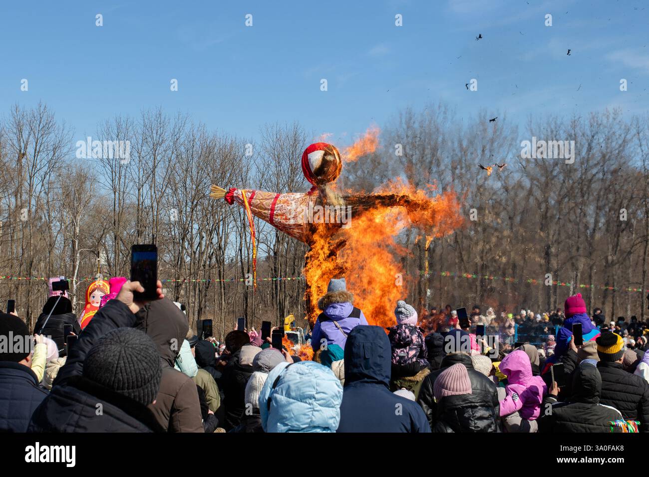 Artem, Russland. März 2025. Eine Winterscheuche, die nach der Überlieferung den Höhepunkt der Feierlichkeiten verbrannt hat, die Russen traditionell Maslenitsa feiern. Die Bewohner der Stadt Artem in der Region Primorski betraten den Park der Kultur und Erholung, um den Winter zu verbringen. Maslenitsa in den Slawen ist ein Vorfahre, markiert innerhalb einer Woche vor einem großen Posten. (Foto: Lidia Mukhamadeeva/SOPA Images/SIPA USA) Credit: SIPA USA/Alamy Live News Stockfoto