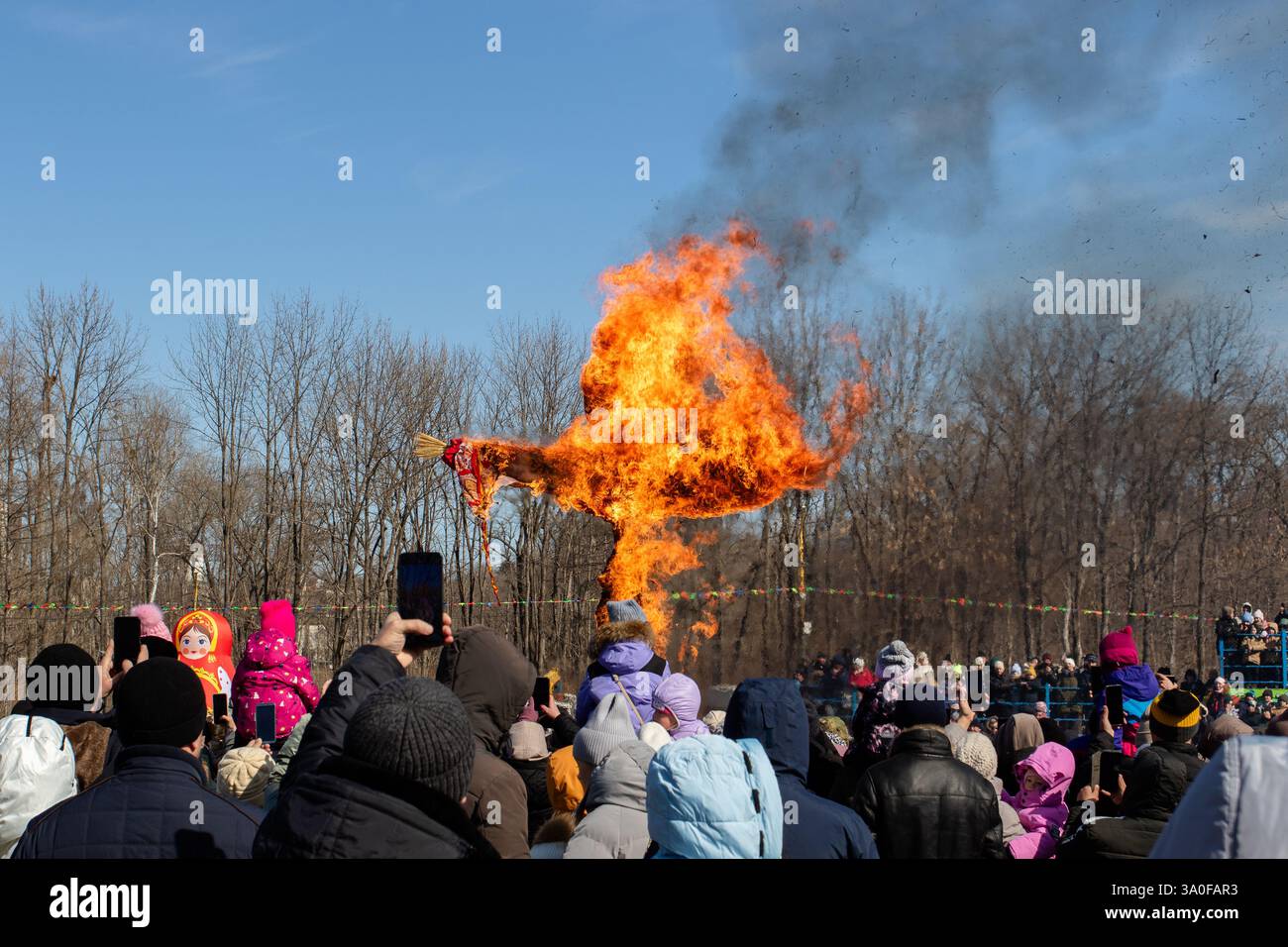Artem, Russland. März 2025. Eine Winterscheuche, die nach der Überlieferung den Höhepunkt der Feierlichkeiten verbrannt hat, die Russen traditionell Maslenitsa feiern. Die Bewohner der Stadt Artem in der Region Primorski betraten den Park der Kultur und Erholung, um den Winter zu verbringen. Maslenitsa in den Slawen ist ein Vorfahre, markiert innerhalb einer Woche vor einem großen Posten. (Foto: Lidia Mukhamadeeva/SOPA Images/SIPA USA) Credit: SIPA USA/Alamy Live News Stockfoto