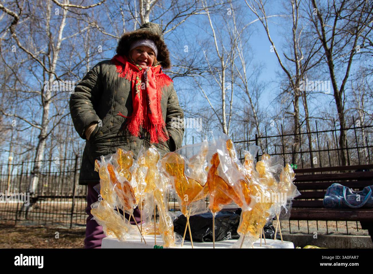 Artem, Russland. März 2025. Eine Frau verkauft während der Veranstaltung traditionelle russische Kugelschreiber. Die Russen feiern Maslenitsa traditionell. Die Bewohner der Stadt Artem in der Region Primorski betraten den Park der Kultur und Erholung, um den Winter zu verbringen. Maslenitsa in den Slawen ist ein Vorfahre, markiert innerhalb einer Woche vor einem großen Posten. (Foto: Lidia Mukhamadeeva/SOPA Images/SIPA USA) Credit: SIPA USA/Alamy Live News Stockfoto