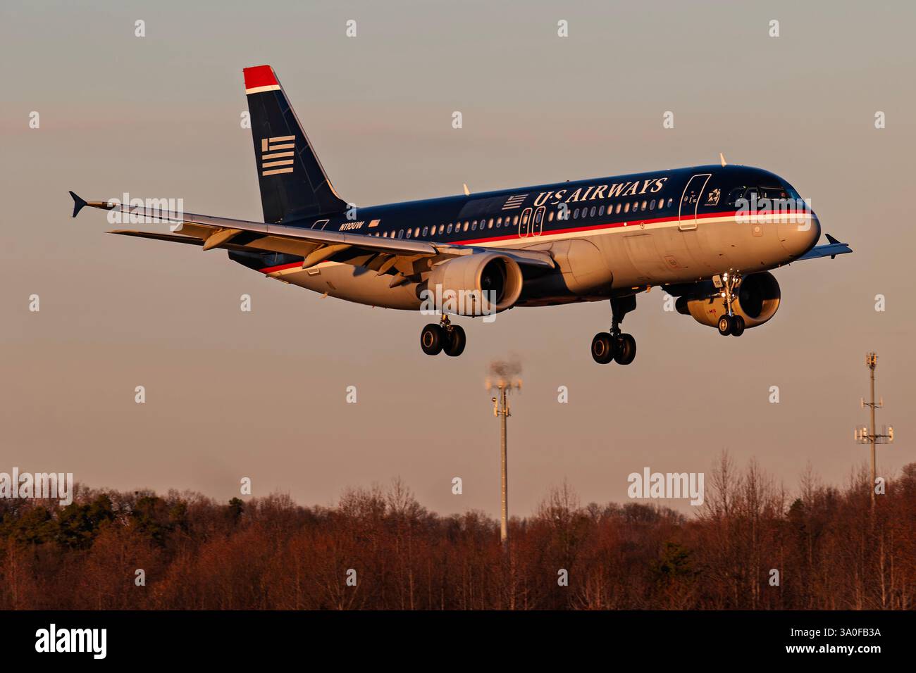 Flughafen Charlotte Douglas Intl 12-24-2007 Charlotte, NC USA Airways Airbus A320 N110UW bei Sonnenuntergang Ankunft am Flughafen Charlotte Douglas International Airport Stockfoto