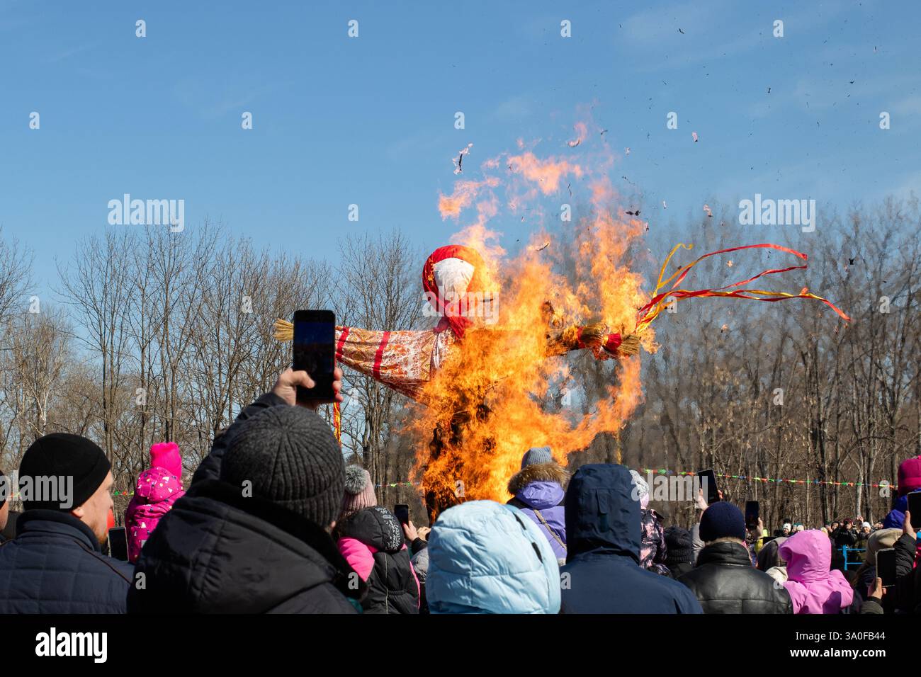 Artem, Russland. März 2025. Eine Winterscheuche, die nach der Überlieferung den Höhepunkt der Feierlichkeiten verbrannt hat, die Russen traditionell Maslenitsa feiern. Die Bewohner der Stadt Artem in der Region Primorski betraten den Park der Kultur und Erholung, um den Winter zu verbringen. Maslenitsa in den Slawen ist ein Vorfahre, markiert innerhalb einer Woche vor einem großen Posten. (Foto: Lidia Mukhamadeeva/SOPA Images/SIPA USA) Credit: SIPA USA/Alamy Live News Stockfoto