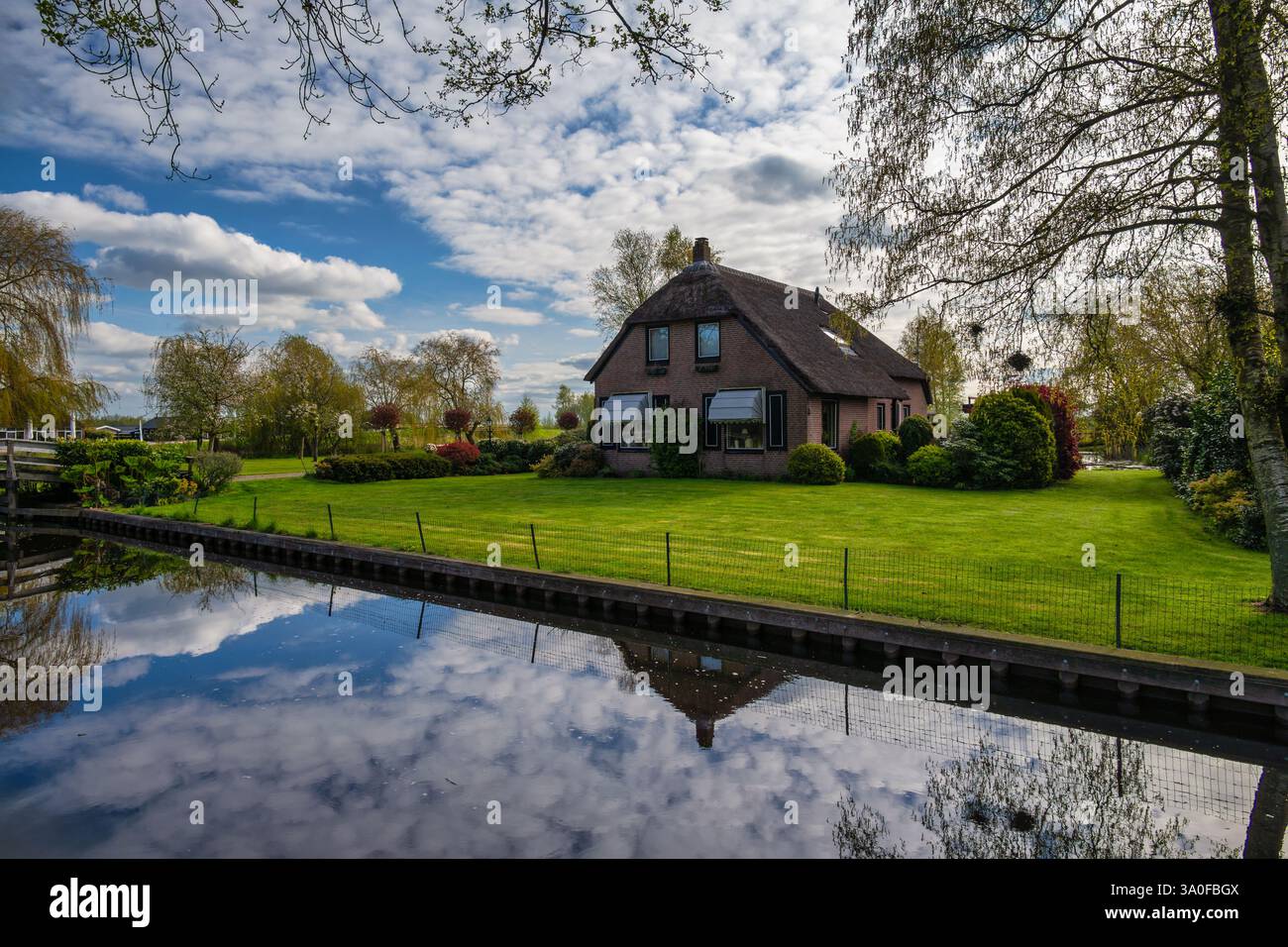 Giethoorn Niederlande, City Skyline am Kanal und traditionelles Haus im Dorf Giethoorn Stockfoto