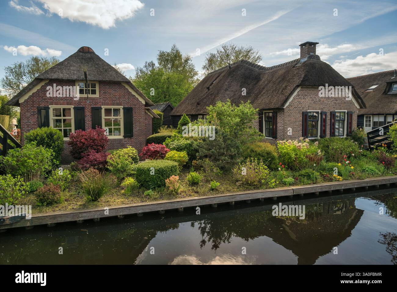 Giethoorn Niederlande, City Skyline am Kanal und traditionelles Haus im Dorf Giethoorn Stockfoto