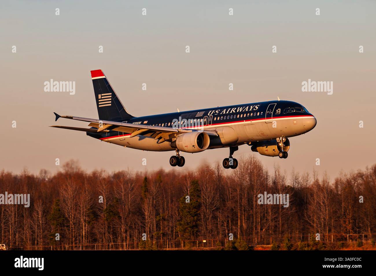 Flughafen Charlotte Douglas Intl 12-24-2007 Charlotte, NC USA Airways Airbus A320 N110UW bei Sonnenuntergang Ankunft am Flughafen Charlotte Douglas International Airport Stockfoto