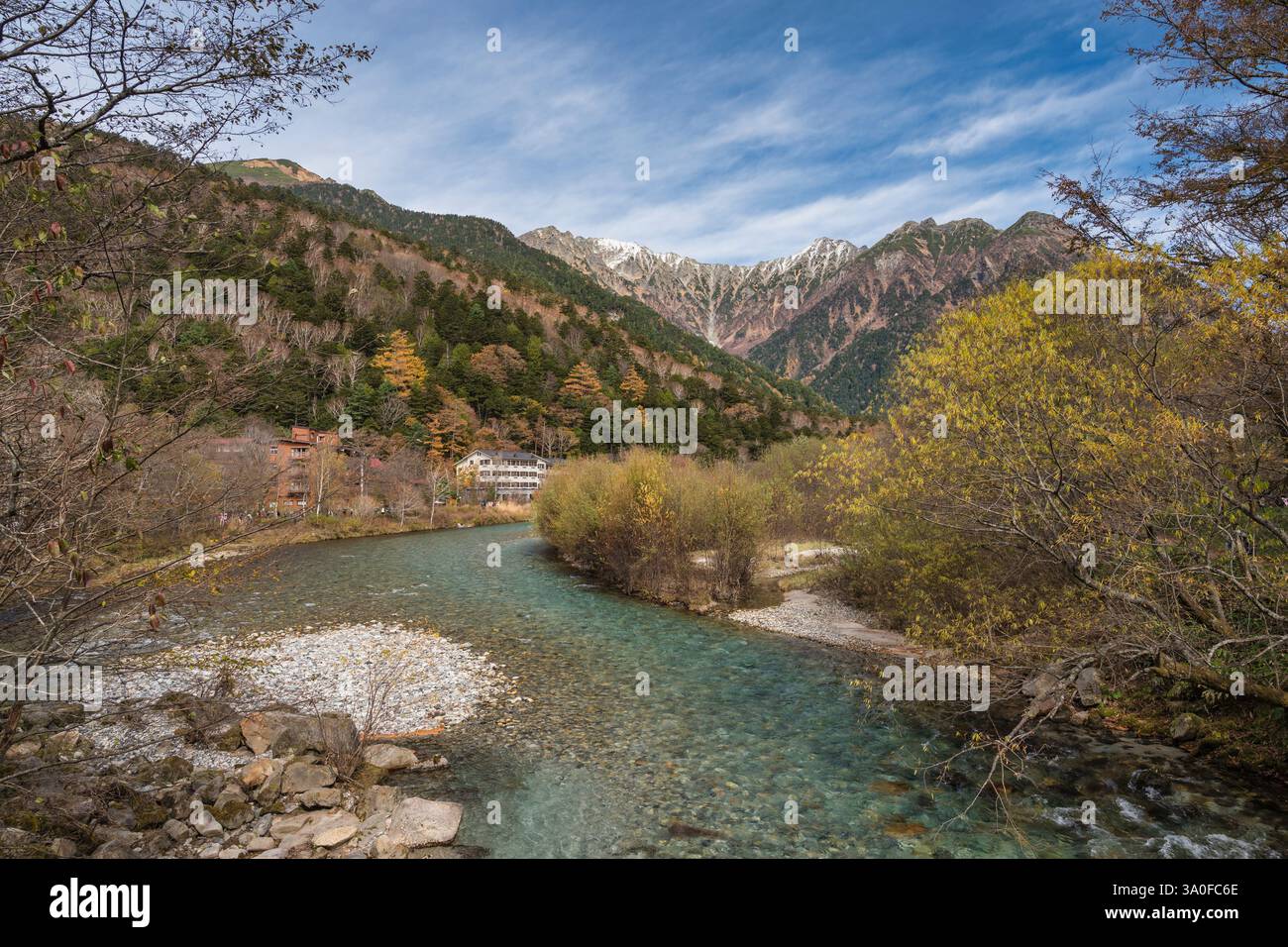Naturlandschaft in Kamikochi Japan von Herbstlaub mit Teich und Berg Stockfoto