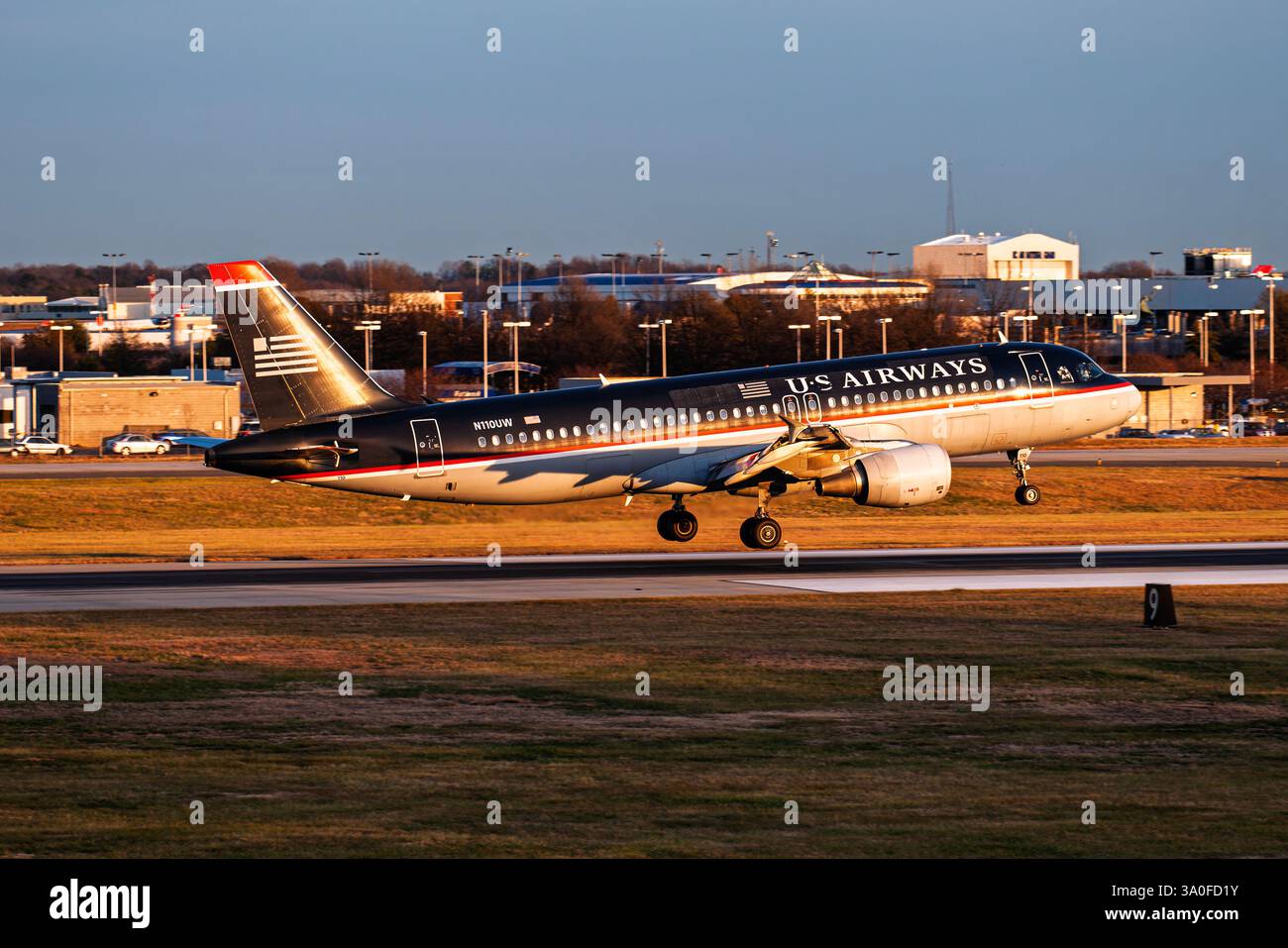 Flughafen Charlotte Douglas Intl 12-24-2007 Charlotte, NC USA Airways Airbus A320 N110UW bei Sonnenuntergang Ankunft am Flughafen Charlotte Douglas International Airport Stockfoto