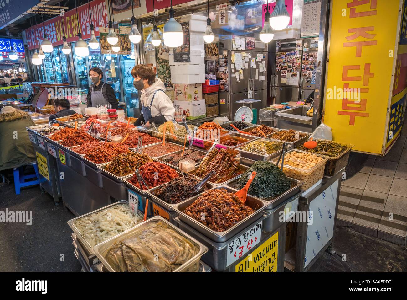 Seoul, Südkorea - 11. November 2022 : Essen und Zutaten Shop mit vielen Touristen auf dem Gwangjang Markt Stockfoto