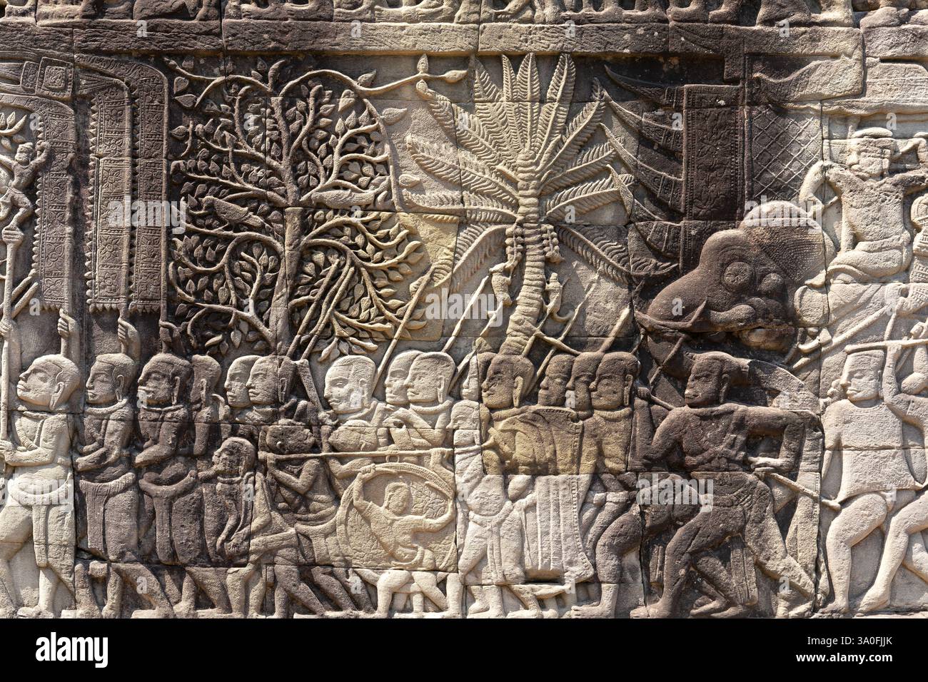 Relief aus nächster Nähe im Angkor Wat Komplex, dem antiken Tempel von Ta Prohm, Kambodscha Stockfoto