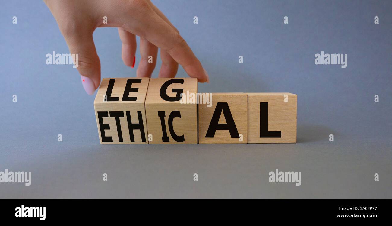 Ethisches und rechtliches Symbol. Geschäftsmann dreht Holzwürfel und ändert das Wort ethisch in legal. Schöner grauer Hintergrund. Geschäftliche und ethische Aspekte Stockfoto