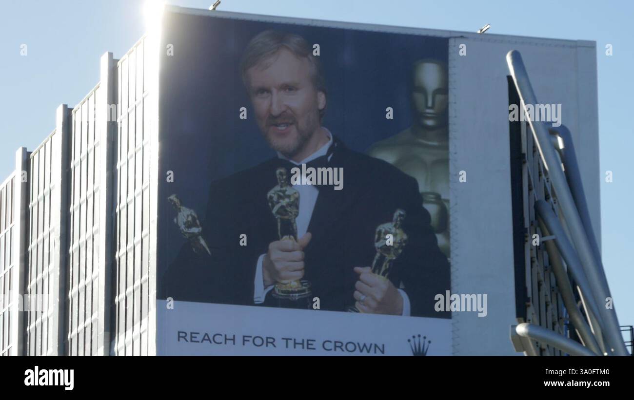 Los Angeles, Kalifornien, USA 3. März 2025 Rolex Watches Oscars Movies Billboard mit Regisseur James Cameron am Sunset Blvd am 3. März 2025 in Los Angeles, Kalifornien, USA. Foto: Barry King/Alamy Stock Photo Stockfoto