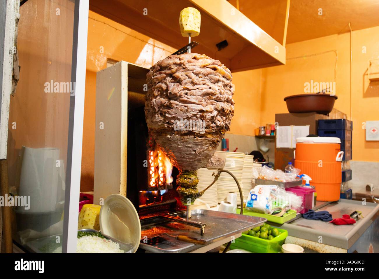 Taco al Pastor steht in der Stadt Oaxaca in Mexiko. Stockfoto