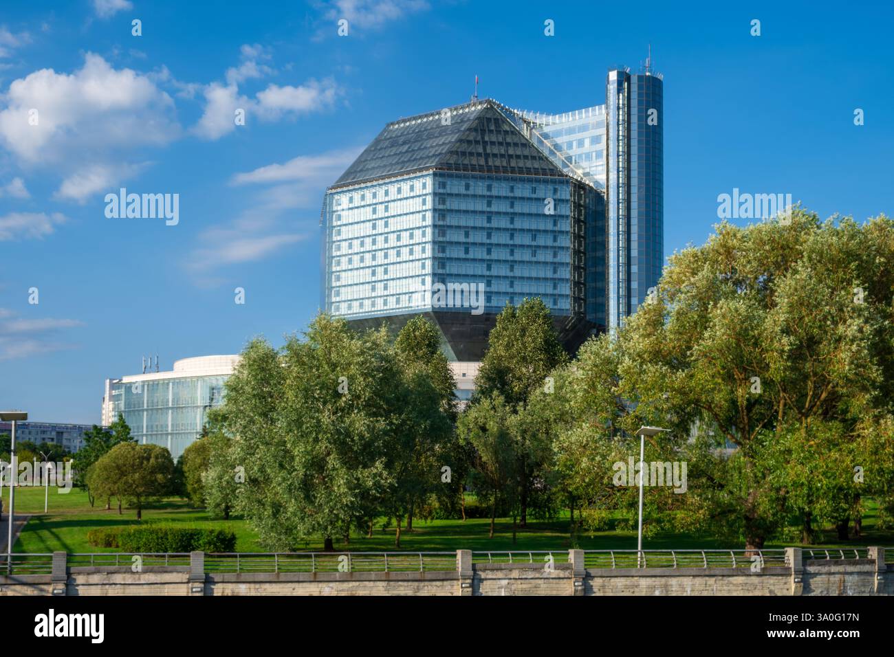 Minsk, Weißrussland - 08.16.24. Die Nationalbibliothek von Belarus gegen einen blauen Himmel. Stockfoto