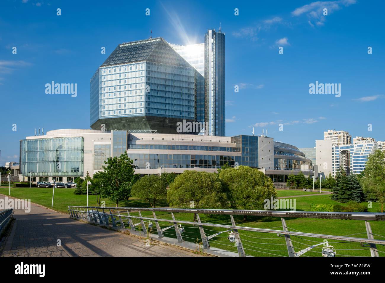 Minsk, Weißrussland - 08.16.24. Die Nationalbibliothek von Belarus gegen einen blauen Himmel. Stockfoto