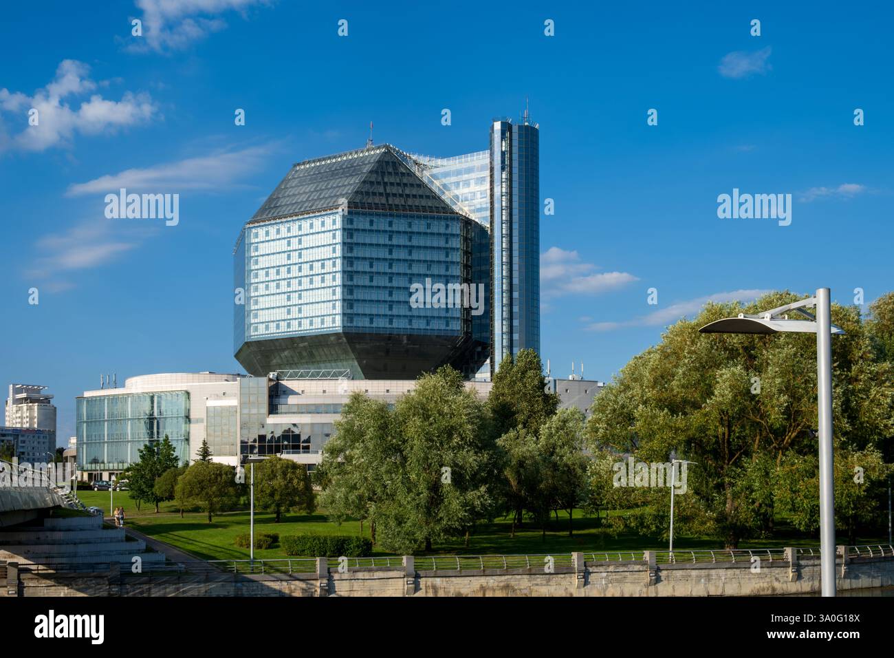 Minsk, Weißrussland - 08.16.24. Die Nationalbibliothek von Belarus gegen einen blauen Himmel. Stockfoto