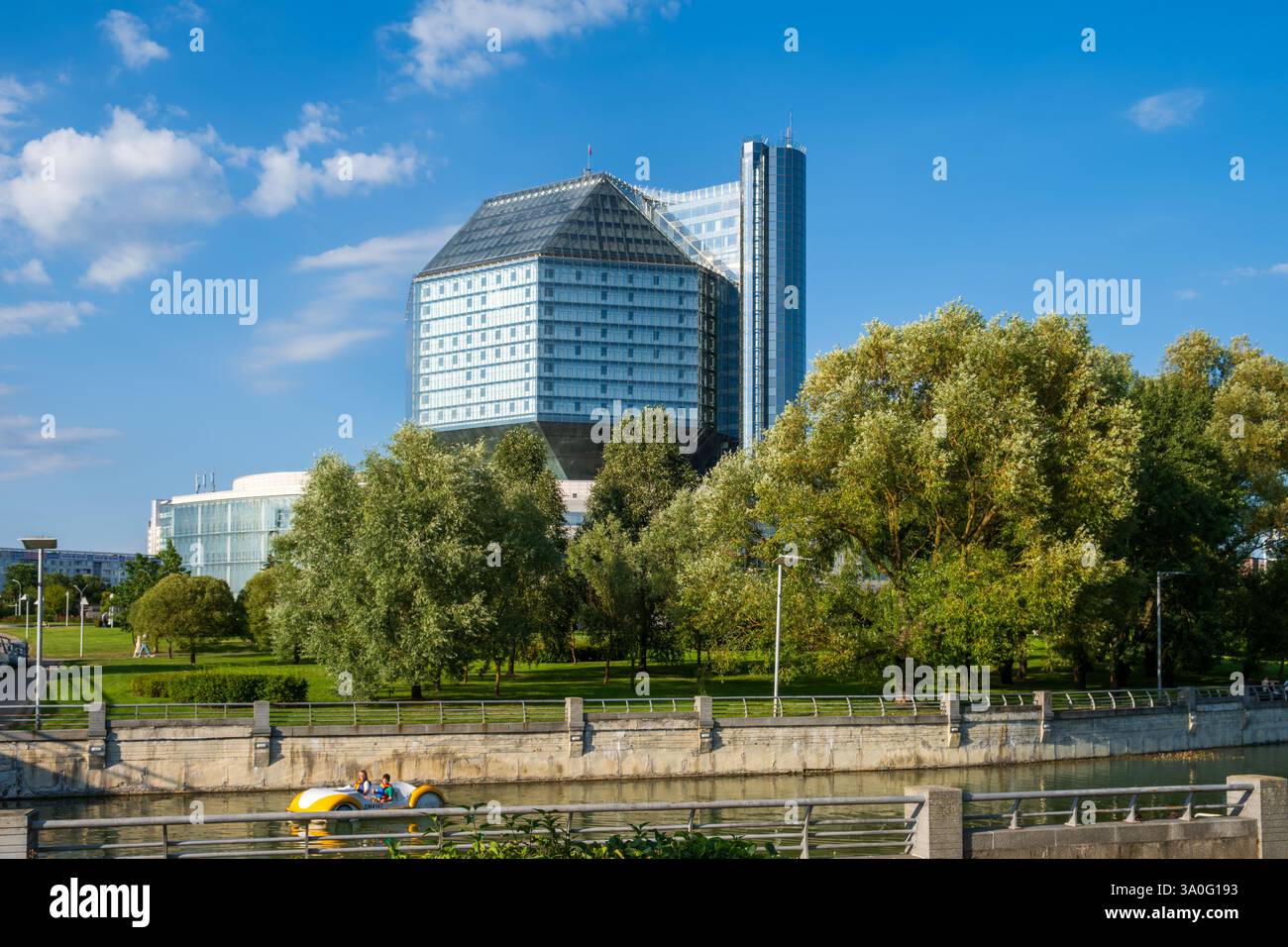 Minsk, Weißrussland - 08.16.24. Die Nationalbibliothek von Belarus gegen einen blauen Himmel. Stockfoto