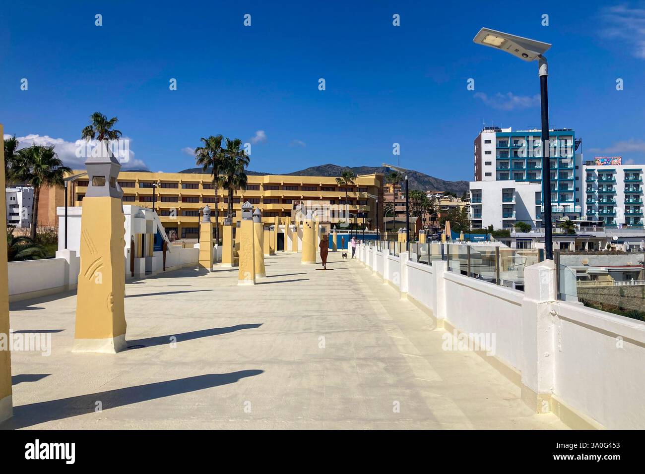 TORREMOLINOS, SPANIEN - 28. FEBRUAR 2025: Standpunkt von Sansuena in Torremolinos, Spanien am 28. Februar 2025 - Smartphone-aufgenommenes Stockfoto