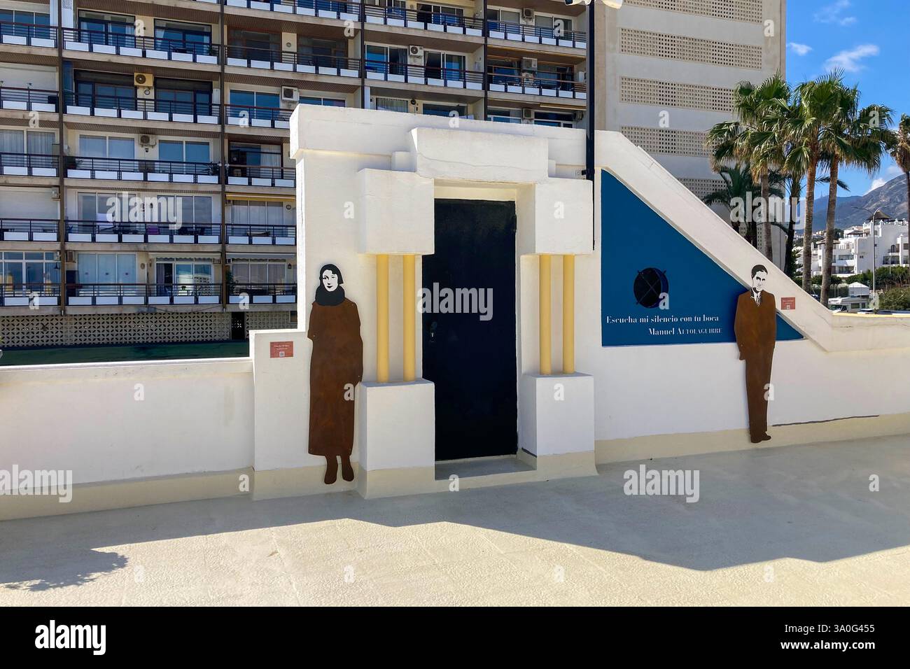 TORREMOLINOS, SPANIEN - 28. FEBRUAR 2025: Standpunkt von Sansuena in Torremolinos, Spanien am 28. Februar 2025 - Smartphone-aufgenommenes Stockfoto